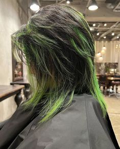 Neon Green Highlights In Black Hair, Dark Green And Blonde Hair, Green Streaks In Hair, Black And Neon Green Hair, Vampir Makowski, Black And Green Highlights, Green Hair Streaks, Green And Black Hair, Green Ombre Hair