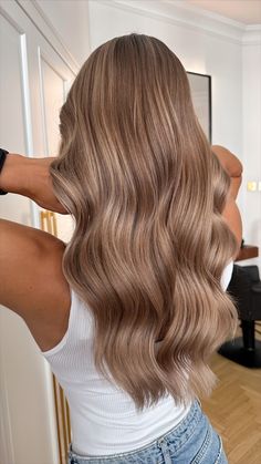 beautiful sandy shade of blonde with highlights☀️☀️ Blond To Light Brown Hair, Light Brown Hair Color With Highlights, Iridescent Blonde Hair, Blonde Ash Brown Hair, Dark Blonde Hair With Brown Highlights, Teddy Bear Blonde Short Hair, Lowlights For Strawberry Blondes, Dark Blond Highlight, Blond With Dimension