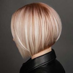 Graduated Layered Bob Graduated Bob Hairstyles, Classic Haircut, Subtle Balayage, Cute Short Haircuts, Popular Haircuts, Hair Color Pink, Trendy Collection