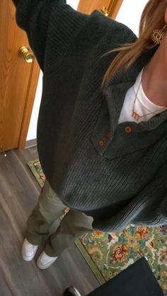 Fall Outfits Crewneck, Light Green Fall Outfit, Fall 2023 Trendy Outfits, Going Into Fall Outfits, Fall Outfits Women Thrifted, Fall Outfit Inspo Granola, Cozy Fall Outfits Aesthetic Grunge, Fall Weather Outfits Aesthetic, Not Basic Leggings Outfit