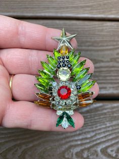 Beautiful pin! Please see my other listings for more vintage pins- I am happy to combine the shipping. Thanks so much! Vintage Christmas Brooches, Snowman Christmas Tree, Snowman Christmas, Vintage Pins, Pin Brooch, Christmas Snowman, I Am Happy, Brooch Pin, Brooches