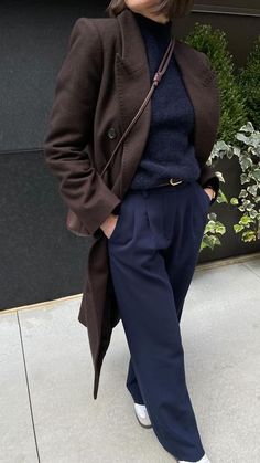 Casual Outfits Winter 2024, Autm Outfit, Fashion Inspo Outfits Fall 2024, Brown And Blue Outfit, Blue And Brown Outfit, Normcore Outfits, Brown Coat Outfit, Taupe Outfit, Perfect Winter Outfit