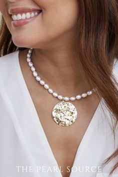 Discover the elegance of the White Freshwater Oval Pearl Evan Necklace. Made with AAA quality pearls and a stunning yellow gold plated centerpiece, this chic necklace adds a touch of class. Its adjustable 16" to 18" length fits any style. Comes in a beautiful jewelry box with a certificate of authenticity, making it the perfect gift for celebrations like birthdays, anniversaries, and more. Celebrate life's beautiful moments with this versatile piece. Oval Gold Pearl Necklaces, Oval Gold Pearl Necklace With Pearl Charm, Gold Oval Pearl Necklace With Pearl Charm, Gold Pearl Necklace With Oval Shape, Oval Pearl Necklace With Pearl Charm, Pearl Necklaces Modern, Modern Pearl Necklace, Unique Pearl Necklace, Classic Pearl Necklace