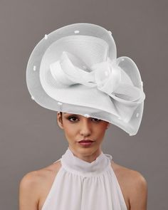 Royal Ascot hat white with veil. It is an elegant white fascinator hat that you can wear for Special Occasions like Royal Ascot horse races, weddings, cocktails, Tea Party, Kentucky Derby, Melbourne cup...This Woman's dress hat white is covered with a white veil that makes a beautiful bow in white.  The Dressy hat is mounted on a headband that allows to tilt the hat to the liking of each one. You can choose the side of the head where you like to wear the fascinator. 1€ of each Order will be dona Fascinator Veil, Ascot Horse Racing, Veil Hat, Ladies Dress Hats, White Fascinator, Dressy Hats, White Veil, Horse Races, Royal Ascot Hats