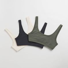 Sports Bra Flatlay, Activewear Flatlay, Sports Shirt Outfit, Activewear Photography, Gym Wear Brands, Active Wear Fashion, Selling Clothes Online, Pilates Clothes, Estilo Fitness