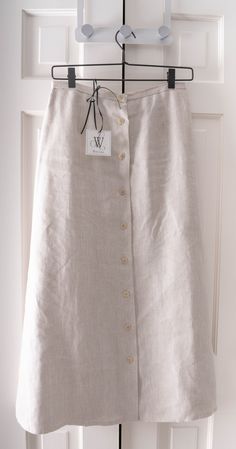 Classic button front a-line linen skirt. Mid-weight/lined. size 6 Waist 28" Waist to hem 33" 100% Linen/polyester lining Linen Maxi Skirt, Christmas Hand Towels, Skirt Linen, Button Front Skirt, Womens Skirts, White Table Cloth, Embroidered Tunic, Linen Skirt, Atlanta Ga