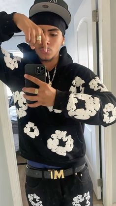 Edgar Fits, Edgar Guys, Flower Jumper, Teens Outfits, Relationship Pics, Hispanic Men, Men Haircut Curly Hair, Taper Fade Haircut