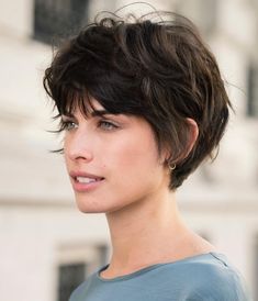 Schicker französischer Pixie Bob Short Hair Tucked Behind Ear Hairstyles, Long Pixie Bob, Messy Pixie Haircut, Short Dark Hair, French Bob