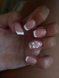 Free Beginners Tips to Create Stunning Summer Nails Basic Beach Nails, Flower Designs For Nails, French Tip With Hibiscus Flower, Puerto Rico Nails, Pr Nails, Holiday Acrylic Nails, Cruise Nails, Beach Nail Designs, Beachy Nails