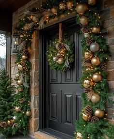 Victorian Porch Christmas Decor, Christmas Door Arch Garland, Around Door Christmas Decorations, Elegant Christmas Door Decor, Creative Christmas Decorations Diy, Front Of House Christmas Decor Ideas, Decorated Front Porches For Christmas, Outside Home Christmas Decor, Christmas Double Door Decorations