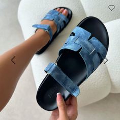 Instagram Lady Shoes Fashion, Ladies Footwear Flats, Sandals 2024 Trends, Trendy Slippers For Women, Shoe For Wedding, Trending Shoes For Women, Clever Shoe Storage, Shoes For Wedding Guest, Hippie Sandals