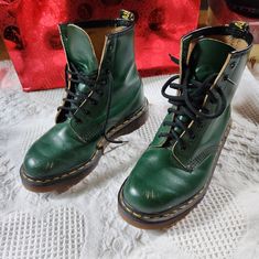 Dr Martens Original Air Wair Leather Boots Made In England, Green Dr Martens Original, Shoes Dr Martens, Dr Martens Boots, Dr Martens Shoes, Martens Shoes, Moto Boots, Dr. Martens, Leather Boots, England