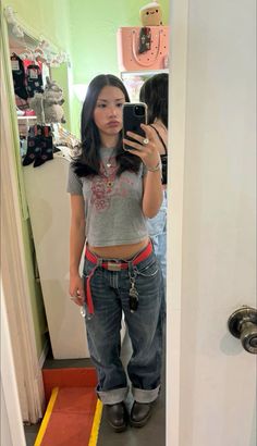 Outfits For Baggy Jeans, Beadoobee Outfits, Cute Baggy Clothes Outfit, Feminine Baggy Outfit, Low Waisted Jeans Outfit Winter, Capri Pants Outfits Y2k, Curvy Edgy Outfits, Swaggy Outfits 90s, Big Clothes Outfits