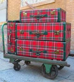 I Am Mad, Tartan Fashion, Style Anglais, Old Suitcases, Vintage Suitcases, Fort William, Tartan Kilt, Scottish Plaid, Vintage Luggage