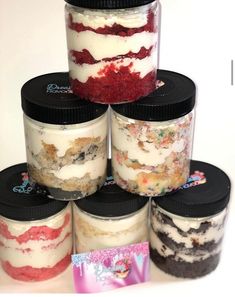 there are six jars with different desserts in each one on the top and bottom