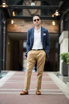 Tan Shirt Outfit, Navy Jacket Outfit, Chinos And Blazer, Spring Jacket Outfit, Chinos Men Outfit, Blue Blazer Outfit, Blazer Outfits Men, Tan Chinos, Spring Blazer