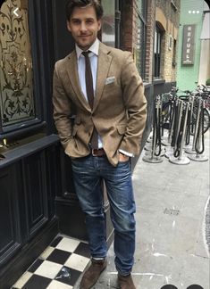 Suit Jacket And Jeans Mens, Gentleman Mode, Masculine Outfits, Herren Style, Tan Blazer, Blazer Jeans, Outfit Jeans, Elegante Casual