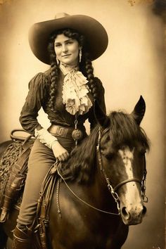 Cowgirl Outfits Historical, Bff Ideas, Cowboy Photography, Old West Photos, Cowgirl Vintage, Cowgirl Pictures, Vintage Western Wear