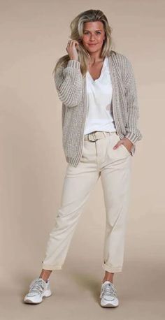 OUTFITS WITH WHITE PANTS FOR WOMEN OVER 50 - valemoods Outfits With White Pants, White Pants Outfit, Fashion Hacks Clothes, Casual Chic Outfit, 가을 패션