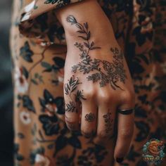 Floral Tattoo Inspiration, Finger Tattoos Floral, Wildflower Hand Tattoo, Intricate Hand Tattoo, Botanical Finger Tattoo, Hand Tattoo Floral, Back Of Hand Tattoo Women, Botanical Hand Tattoo, Hand Finger Tattoos For Women