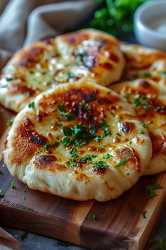 Three freshly baked, golden flatbreads topped with melted cheese and chopped parsley on a wooden board. Naan Bread Sandwich, Garlic Flatbread In Air Fryer, Naan Breakfast Pizza, Naan Bread Ideas, Pizza On Naan Bread, Naan Breakfast, Air Fryer Naan, Weekend Dinner Recipes, Pizza Air Fryer