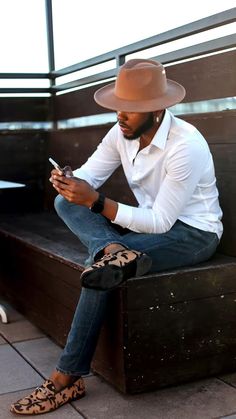 Red Fedora Hat Outfit Men, Fedora Style Men, Men’s Fedora Outfit, Fedora Hat Men Outfits Casual, Miami Men’s Fashion, Tan Fedora Hat Outfit, Grown Man Outfits Men Styles, Mens Fedora Hat Outfit, Ouigi Theodore