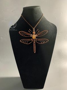 Dragonfly Carving Pendant with carnelian free Necklace Chain  SIZE* Length            : 95 MM Wide               : 115 MM Thickness      : 10 MM Weight            : 27,46 If you are still in doubt, please send a message directly to our store for more detailed information *IMPORTANT* PLEASE STATE YOUR CONTACT/ PHONE NUMBER IN THE "NOTES TO SELLER". WITHOUT PHONE WE ARE UNABLE TO SHIP YOUR ORDER. thank you very much from us INDONESIA MAJESTIC ARTWORK Carnelian Wire Wrapped Jewelry As A Gift, Copper Necklaces Ideal For Gifts, Copper Round Necklace Perfect For Gifts, Handmade Vintage Dragonfly Necklace, Vintage Handmade Dragonfly Necklace, Wire Wrapped Amber Jewelry For Gift, Nickel-free Brown Necklace For Gift, Brown Necklace With Large Pendant As Gift, Brown Necklace With Large Pendant For Gift