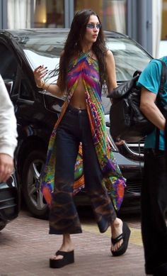 Mode Hippie, Walking Down The Street, Bella Hadid Outfits, Estilo Hippie, Bella Hadid Style, Looks Party, Hadid Style, Looks Street Style, Winter Trends