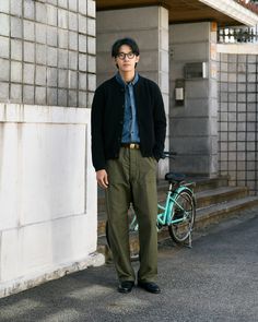 오어슬로우(Orslow) D.Olive Vintage Fit Fatigue Pants Styles. 오어슬로우의 새로운 빈티지 핏 퍼티그 팬츠는 기존 오리지널 모델보다 더욱 빈티지한 색감과 텍스처, 터치감을 제공하여, 오리지널 빈티지 팬츠와 같은 멋을 즐기실 수 있습니��다. 또한, 다크 인디고 컬러의 안데르센 스키퍼 파카와 함께 멋스럽게 연출하실 수 있습니다. Jacket Andersen Andersen D.Indigo Skipper Jacket (L) Shirts Fullcount 4890HW I.Blue Denim Work Shirts (42) Pants Orslow 03-V5002 D.Olive Vintage Fit Fatigue Pants (4) Shoes Crockett&Jones Boston Black 제품은 모드맨 온, 오프라인 스토어에서 만나보실 수 있습니다. * 온라인에 품절된 상품 혹은 사이즈는 모드맨 오프라인 스토어로 문의 주시기 바랍니다. ht... Work Jacket Outfit, Blue Shoes Outfit, Green Pants Outfit, Fatigue Pants, Oxford Shoes Style, Black Oxford Shoes, Streetwear Inspiration