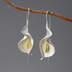 Calla Lily Folwer Earrings For Beautiful Women Style: TRENDY Shape\pattern: PLANT Metals Type: Silver Metal Stamp: 925,Sterling Item Weight: about 8.12g Gender: Women Earring Type: Drop Earrings Certificate: YES Handmade Hanging, Motifs Perler, Stil Boho, Luxury Earrings, Classic Earrings, Styl Boho, Hanging Earrings, Calla Lily, Stainless Steel Earrings