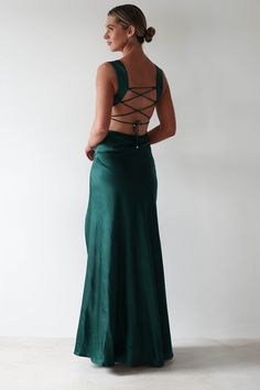 This gown is your perfect choice for debs, prom or any formal event. A look that blends classic glamour with contemporary style. Designed for timeless allure and effortless sophistication. Featuring a graceful cowl neckline and thick shoulder straps, this dress offers a flattering, structured fit. The sultry thigh-high slit adds a bold, modern touch, while the luxurious satin fabric drapes beautifully to enhance your silhouette. Highlights Stunning gown with cowl neckline Soft satin material Ope Emerald Green Dresses Formal, Green Prom Dress Simple, Dark Green Formal Dresses, Vibrant Bridesmaids, Dark Blue Long Dress, One Strap Dress, Black Tie Bridesmaids, Green Formal Dress, Hoco 2024