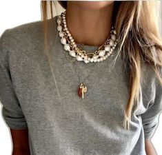 Perl Neckles Outfit, Outfit With Jewelry Ideas, Outfit Jewelry Style, Pearl Necklaces Layered, How To Style A Pearl Necklace, Pearl Necklace Casual Outfit, Jewelry Fashion Trends 2024, 2024 Necklace Trend, Chunky Pearl Necklace Outfit