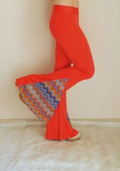 "Burnt orange boho chevron women bell bottoms Burnt organge and chevron print boho hippe style adorable stretchy so comfortable women bell bottoms. You can wear this awesome women leggings for the Festival,Activity,Party and school.Also you can wear to go to Clubs and yoga.. If you would like to feel the 70s clothing style this stretchy unique bell bottoms is just for you. Choose your size.This black bell bottoms made by stretchy jersey and avaliable plus size XXL.. SIZE CHART; Extra Small (US 0-2) (AU 6 ) (UK 6) Waist: 26\" In seam:31\" Out seam:46\" Leg opening:29\" Small (US 2-4) (AU 8) (UK 8)  waist: 28\" In Seam: 32\" Out Seam: 46\" Leg Opening: 30\" Medium (US 6) (AU 10) (UK 10) waist: 30\" In Seam: 32\"  Out Seam: 47\" Leg Opening: 30\" Large (US 8-10) (AU12) UK(12) Waist:30-32\" In 70s Clothing Style, Plus Size Bell Bottoms, Flare Pants Boho, 70s Style Clothing, Black Bell Bottoms, Boho Leggings, Engagement Photo Outfits Fall, 70s Clothing, Plus Size Boho