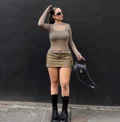 Mini Skirt Street Style, Utility Outfit, Skirt Outfits With Boots, Skirt Streetwear, Denim Skirt Outfits