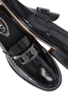 Upper: 100% Leather Heel: 100% Leather Heel: 100% Rubber Outsole: 100% Leather Timeless Wardrobe Staples, Burberry Hat, Italian Luxury, High End Fashion, Leather Loafers, Metal Chain, Luxury Shoes, Shoe Brands, Valentino Garavani