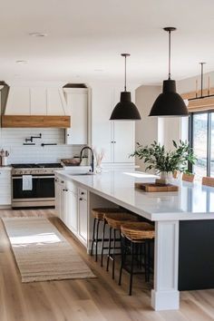 Modern Ranch Style Kitchen, Kitchen Inspo Farmhouse, Farmhouse Scandanavian Interiors, Modern Farm Interior, House Interior Farmhouse Style, Modern European Farmhouse Kitchen, Modern House Ideas Interior, Modern Beach Farmhouse, Kitchen Inspo Modern Farmhouse