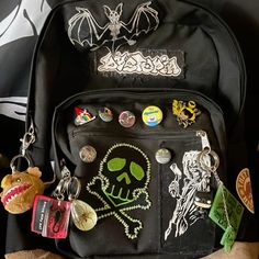 Alt Backpack, Diy Backpack Decoration, Messenger Bag Aesthetic, Scene Backpack, Grunge Backpack, Alt Style Outfit, Backpack With Pins, Backpack Ideas