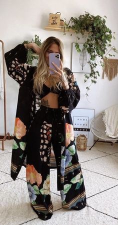 Nanny Outfit, Kimono Floral, Maxi Kimono, Looks Party, Fashion Hacks Clothes, Hippie Outfits, Fashion Fits, Looks Style, Looks Vintage