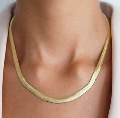 "CARRIE HERRINGBONE NECKLACE" Plain Gold Necklace, Thick Necklace, Glam Jewelry, Herringbone Chain, Herringbone Necklace, Vintage Elegance, Trendy Jewelry, Gold Details, Name Necklace