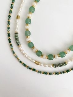 Green And Gold Beaded Necklace, Fine Beaded Jewelry, Pearl And Crystal Necklace, Neutral Beaded Necklace, Beaded Necklace Patterns Tutorials, Green Beaded Jewelry, Necklace Designs Beads, Beaded Jewelry Inspiration, Beads Necklace Ideas