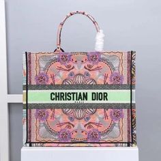 Description CHRSTN DR Large DYOR Book Tote Multicolor DYOR In Lights Embroidery, Pink Multicolor, For Women Women’s Handbags, Shoulder Bags, 42cm CD Rep 1:1 Size: 42 x 35 x 18.5 cm (Length x Width x Height) Introduced by Maria Grazia Chiuri, Creative Director of CHRSTN DR, the DYOR Book Tote has become a staple of the DYOR aesthetic. Designed to hold all the daily essentials, it is fully embroidered with the latte multicolor DYOR In Lights motif, a variation of the iconic pattern that incorporat Dior 2021, Dior Aesthetic, Dior Book, Book Tote Bag, Name Embroidery, Dior Book Tote, Pink Books, Maria Grazia Chiuri, Maria Grazia