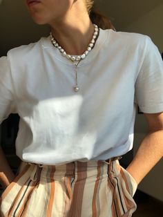 Gold Necklace Outfit Casual, How To Wear Pearl Necklace Casual, Casual Pearl Necklace Outfit, Pearl Necklace Outfit How To Wear, Pearls Necklace Outfit Casual, Gold Necklace Outfit, Capsule Wardrobe Minimalist