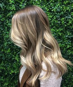 Grow Out Balayage Natural, Dark Roots To Light Brown Hair, Dusty Brown Hair With Blonde Highlights, Ash Blonde Root Melt, Mousy Blonde, Rooty Blonde Balayage, Subtle Blonde Balayage, Level 7 Hair Color, Mousy Brown Hair