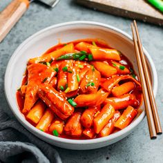 Tteokbokki (떡볶이) is a popular Korean street food that consists of rice cakes simmered in a spicy red chili sauce. There are many variations of this dish, some can include cabbage, eggs, cheese, and more. Korean Tteokbokki, Tteokbokki Recipe, Spicy Korean, Red Rice, Rice Cakes