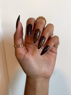 Pictured: Almond Shape These Chocolate Brown nails with tortoise print accent nails are the perfect option for fall! Nails are made to order, creation time is 5 business days, not including weekends. SIZE CHART XS : Thumb 3 / Point 6 / Middle 5 / Ring 7 / Pinky 9  S : Thumb 2 / Point 5 / Middle 4 / Ring 6 / Pinky 9 M : Thumb 1 / Point 5 / Middle 3 / Ring 6 / Pinky 8  L : Thumb 0 / Point 4 / Middle 3 / Ring 5 / Pinky 6 SIZE  DETAILS 0 // 18mm 1 // 16mm 2 // 15mm 3 // 14mm 4 // 13mm 5 // 12mm 6 // Almond With A Point Nails, Level One Nail Art, Tortoise Almond Nail Designs, Brown Nail Colors Opi, Tortieshell Nails, Jewelry Nails Design, Black Tortoise Nails, Almond Nails Brown Design, Brown Theme Nails