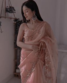 Saree Background, Insta Dpz, Saree Dp, Aesthetic Saree, Farewell Saree, Desi Things, Pakistani Aesthetic, Fictional Women, Velvet Saree