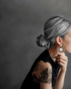 Long White Hair, Gorgeous Gray Hair, Grey Hair Inspiration, Silver Grey Hair, Natural Gray Hair, Long Gray Hair, Penteado Cabelo Curto, Grey Hair Color