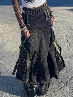 Lace Grunge Outfit, Edgy Skirt Outfit, Alternative Goth Outfits, Y2k Punk Outfits, Punk Skirt Outfit, Outfits Low Waist, Women's Grunge Fashion, Punk Outfits For Women, Summer Punk Outfits