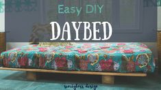 an easy diy daybed made out of pallet wood with the text overlay