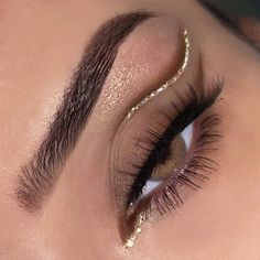 christmas makeup, christmas eye makeup, holiday makeup ideas, christmas makeup look, festive makeup look, chrismas makeup looks Holiday Makeup Christmas, Nude Eye Makeup, Holiday Glam Makeup, Xmas Makeup, Eyebrow Makeup Tutorial, Hoco Makeup, Makeup Brushes Guide, Holiday Makeup Looks, Cut Crease Makeup